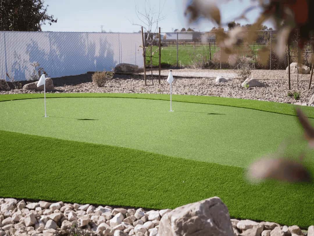 Artificial putting greens
